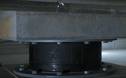 免震構造が採用された建物内部