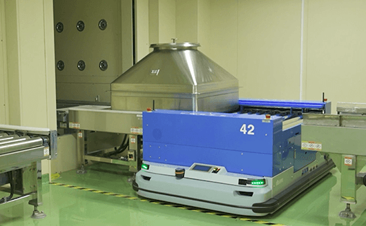 吉富工場における無人搬送システムによる運搬の様子