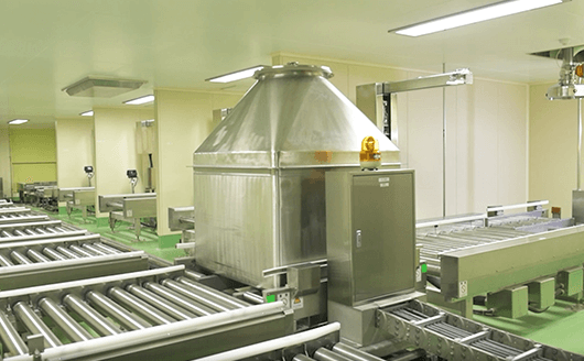 吉富工場における無人搬送システムによる運搬の様子