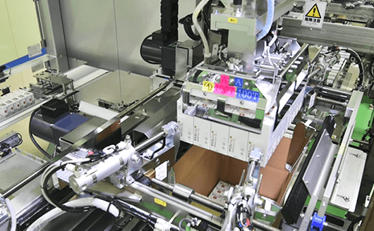 吉富工場におけるロボットによる包装作業