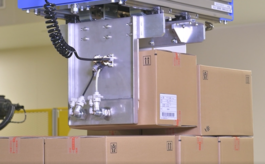 吉富工場におけるロボットによる包装作業